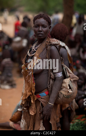 Une femme Hamar à Dimeka, le plus grand marché de l'Hamar pays de sud-ouest de l'Éthiopie. Banque D'Images