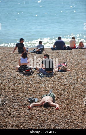 Un panier-Brighton Beach que le Royaume-Uni bénéficie de conditions météorologiques exceptionnellement bonnes pour la période de l'année Banque D'Images