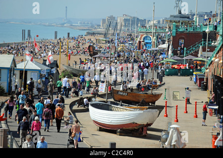 Un panier-plage de Brighton et le front de mer que le Royaume-Uni bénéficie de conditions météorologiques exceptionnellement bonnes pour la période de l'année Banque D'Images