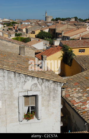 La vieille ville fortifiée d'Aigues-mortes est dominée par la tournée de constance, en France Banque D'Images