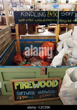 Bois de chauffage sec ou en utilisant du bois recyclé du Brighton Woodstore, accueil de la Brighton et Hove Projet de recyclage du bois Banque D'Images
