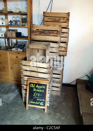Apple, une vieille boîte en bois recyclé, produit du Brighton Woodstore, cirque, Brighton Banque D'Images