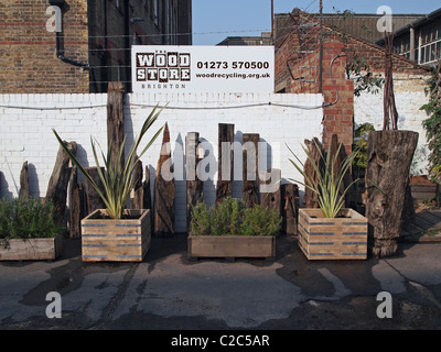 Garden planters fabriqués à partir de bois recyclé et de sculptures plus petites de 'driftwood' du Brighton Woodstore, cirque, Brighton Banque D'Images