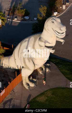 VUE AÉRIENNE.Un tyrannosaure monumental comme une attraction de bord de route le long de l'Interstate 10.Cabazon, Comté de Riverside, Californie, États-Unis. Banque D'Images
