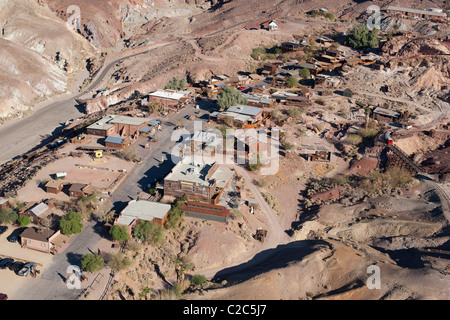 VUE AÉRIENNE.Calico, une ville minière d'argent dans les années 1860, aujourd'hui une ville fantôme touristique.Yermo, désert de Mojave, comté de San Bernardino, Californie, États-Unis. Banque D'Images