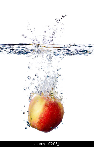 Red Apple les projections dans l'eau isolé sur fond blanc Banque D'Images