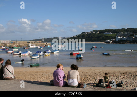 Les gens se parler par la mer dans le port de St Ives, Cornwall, Angleterre Banque D'Images