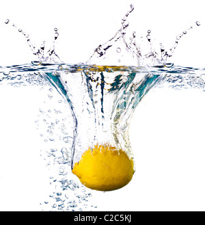 Le citron est tombé dans l'eau avec splash isolated on white Banque D'Images