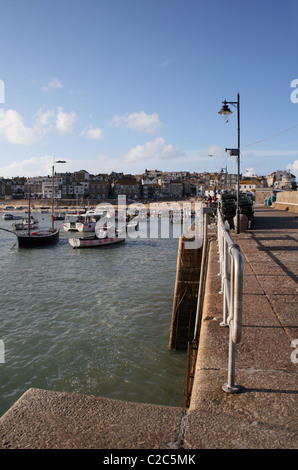 Bateaux dans le port de St Ives, Cornwall, UK Banque D'Images