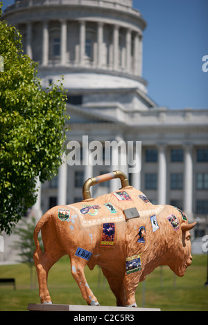 Sculpture de bison à la salle du conseil avec le Capitole de l'État de l'Utah en arrière-plan.Salt Lake City, comté de Salt Lake, Utah, États-Unis. Banque D'Images