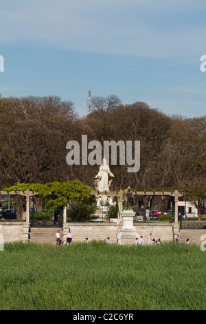 Statue et promenade à Reserva Ecologica Costanera Sur, Buenos Aires, Argentine Banque D'Images