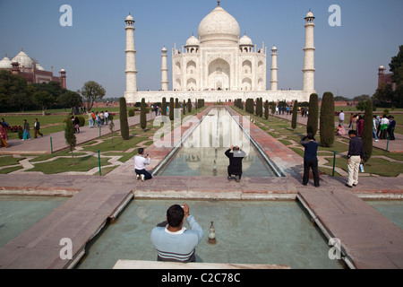Les visiteurs de prendre des photos du Taj Mahal à Agra, en Inde. Banque D'Images