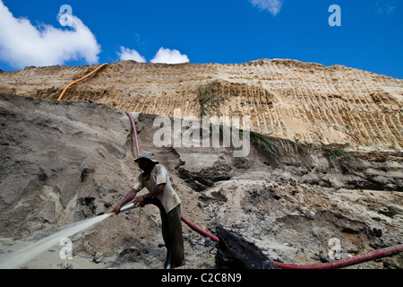 L'extraction de l'or en forêt amazonienne au Brésil des jets d'eau pour déloger le matériel système chupadeira rock Banque D'Images