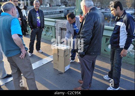 Des escrocs travaillant sur Westminster Bridge London Banque D'Images