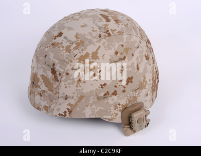 L'USMC moderne Coprs Marine casque de combat léger LWH MARPAT désert avec motif camouflage avec couvercle Marine Lampe IR Banque D'Images