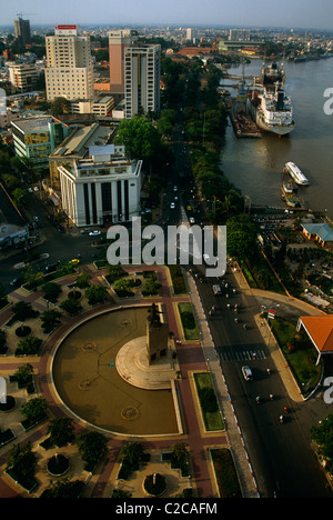 Vue sur le fleuve Saigon et la statue de Tran Hung Dao en 2003, Ho Chi Minh ville, Vietnam, Asie Banque D'Images