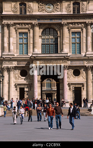 Personnes marchant à travers le Pavillon Sully Arch, le Palais du Louvre, Paris, France, Europe Banque D'Images