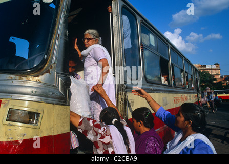 Vieille dame étant aidée sur le bus emballé, Jaipur, Rajasthan, Inde Banque D'Images