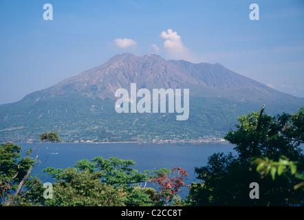 Vue sur le Mont Sakurajima, les jardins ISO, la ville de Kagoshima, la préfecture de Kagoshima, l'île de Kyushu,Japon Banque D'Images