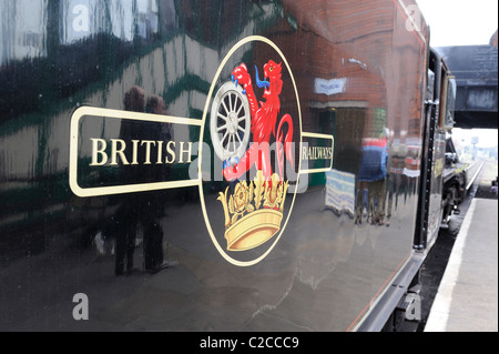 Ancien logo de fer britanniques sur le côté de la locomotive à vapeur england uk Banque D'Images
