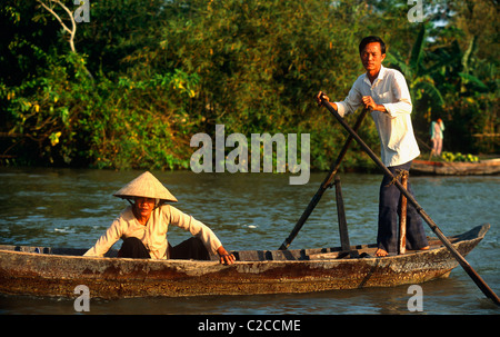 Couple en bateau, rivière Hậu, CAN Tho, Delta du Mékong, Vietnam,Asie Banque D'Images