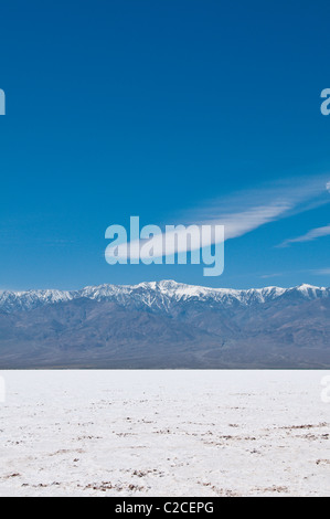 La Californie. Appartements près de sel du bassin de Badwater, Death Valley National Park. Banque D'Images