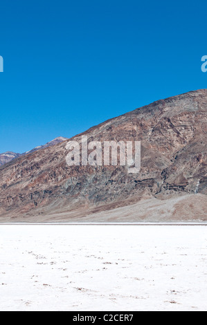 La Californie. Appartements près de sel du bassin de Badwater, Death Valley National Park. Banque D'Images