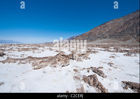 La Californie. Appartements près de sel du bassin de Badwater, Death Valley National Park. Banque D'Images