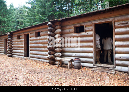 Les membres du personnel du musée à l'intérieur d'une réplique de Lewis et Clark's Fort Clatsop, près de Astoria, Oregon, USA. Banque D'Images