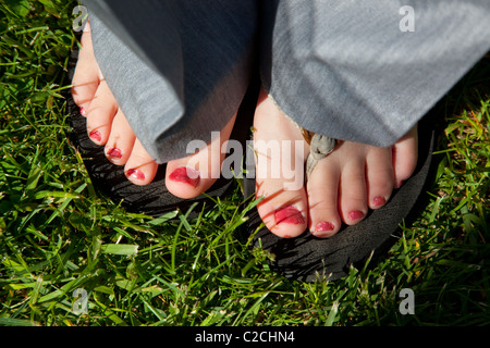 Les ongles peints en chaussures d'été Banque D'Images