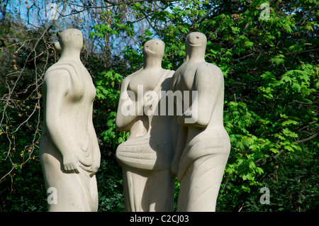 Trois chiffres, des sculptures de Henry Moore à Battersea Park, London, England UK Banque D'Images