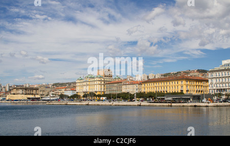 À la vue des bâtiments d'affaires à Rijeka, Croatie de la promenade dans le port Banque D'Images