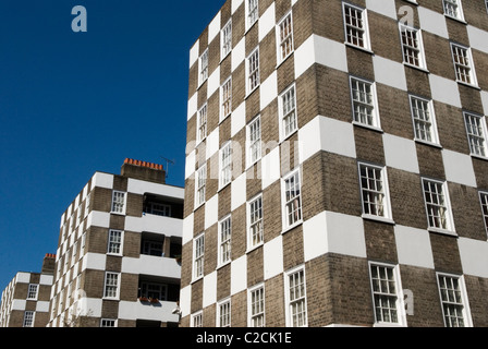 Lutyens s'aità page Street, Pimlico, Westminster London. Conçu par Edwin Lutyens, les sous-sols sont d'un design étonnant de damier. Grosvenor Estate, qui sont les titulaires de droits accordés à Westminster, un bail de 999 ans pour le pourvu qu'il ait construit des 'logements pour la classe ouvrière,' dans le cadre du Westminster Housing Scheme. HOMER SYKES Banque D'Images