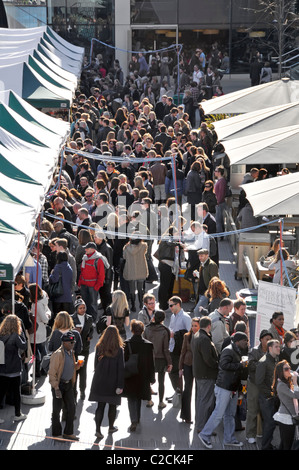 Scène de rue de Londres Vue de dessus à la recherche vers le bas sur des foules de gens au Royal Festival Hall parvis qui est utilisé pour un week-end Angleterre Royaume-uni marché alimentaire Banque D'Images