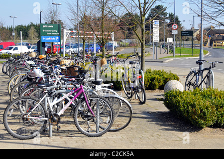 Équipements en Chambre de vélo pour les cyclistes au Cambridge Park and Ride parking bay au cycle Trumpington à l'extérieur de la ville parking et point de ramassage Cambridgeshire UK Banque D'Images