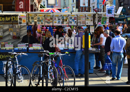 Marché de Portobello Road, Notting Hill, London, UK et euro TYRES LUCIS Banque D'Images