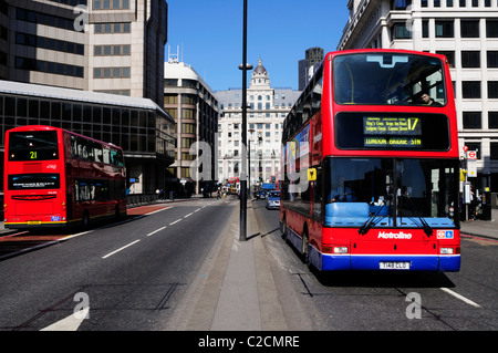 Des autobus sur le pont de Londres, Londres, Angleterre, Royaume-Uni Banque D'Images