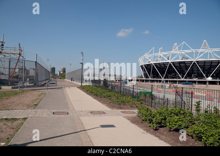 Une vue le long de la Voie verte (en avril 2011) avec le London presque complète 2012 Stade olympique.(Voir B509NA pour Feb 07 view) Banque D'Images