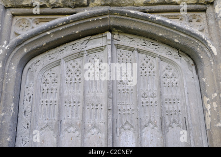 Détail d'une porte en bois sculpté de l'église All Saints à Sudbury, Suffolk, Angleterre. Banque D'Images