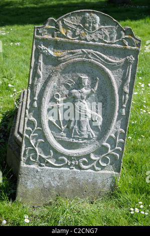 Détail d'une femme portant une couronne et tenant une ancre, sculptés sur pierre tombale dans un cimetière à Sudbury, Suffolk, UK. Banque D'Images