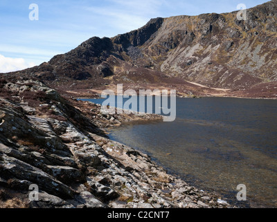 Le sommet de Moel Siabod et sa crête est, Daear Ddu, vu à travers le lac de Llyn y Foel Banque D'Images