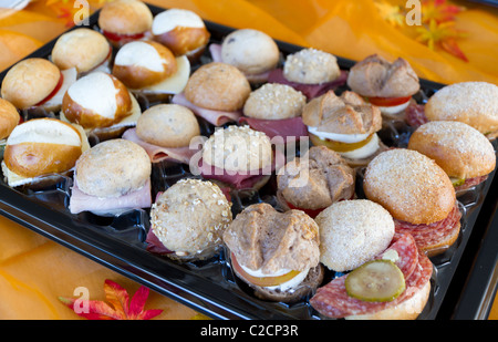 Sandwiches mixtes dans jolie décoration pour buffet réunion Bureau Banque D'Images