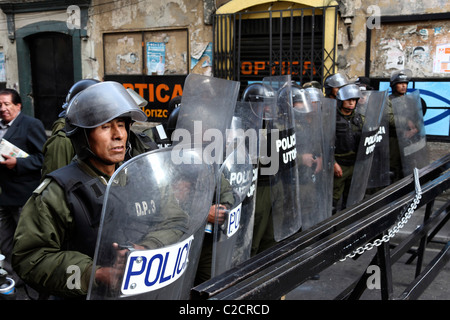 La police anti-émeutes se tenant derrière la barrière de sécurité pour restreindre l'accès à Plaza Murillo pendant les manifestations, la Paz, Bolivie Banque D'Images