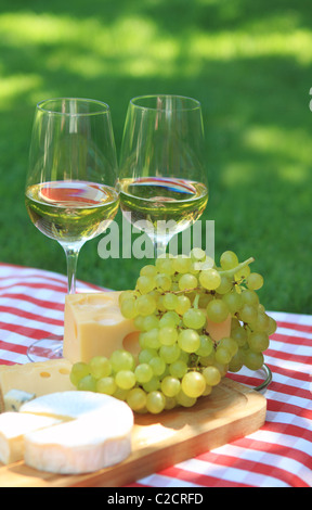 Diverses sortes de fromage, raisins et deux verres de vin blanc Banque D'Images