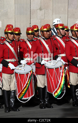 Los Colorados garde présidentielle band pendant Juillet 16e anniversaire de la Paz , Bolivie Banque D'Images