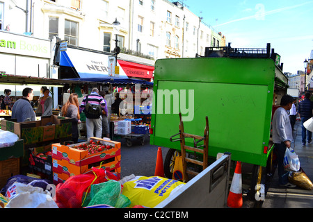 Marché de Portobello Road, Notting Hill, London, UK et euro TYRES LUCIS Banque D'Images