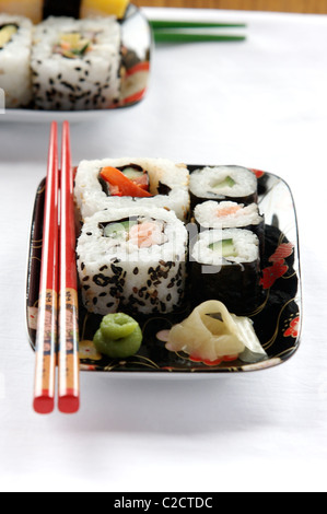 Sélection de rouleaux de sushi Makizushi avec pâte de wasabi et gingembre frises Banque D'Images