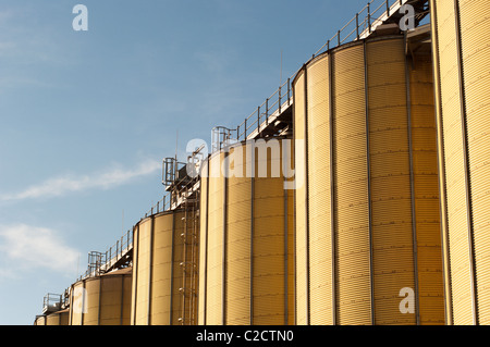 Les citernes à gaz en soleil avec ciel bleu Banque D'Images