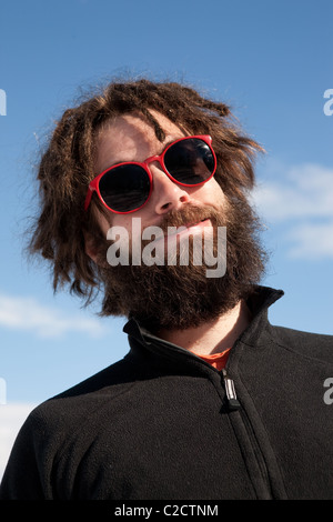 Un drôle de portrait d'un homme avec une barbe et des lunettes Banque D'Images