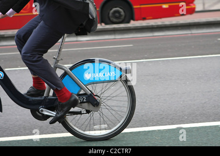 Partie d'un cycliste sur un vélo homme Boris Bike à Londres, Angleterre Banque D'Images